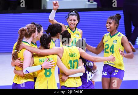 Ankara, Türkei. 13.. Juli 2022. Brasilianische Spieler feiern das Viertelfinale der FIVB Volleyball Women's Nations League 2022 zwischen Brasilien und Japan in Ankara, Türkei, am 13. Juli 2022. Quelle: Shadati/Xinhua/Alamy Live News Stockfoto