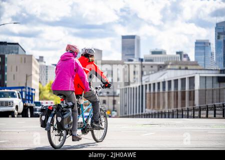 Wird ein Radfahrer ist eine ganze Philosophie des Lebens, auf einen aktiven Lebensstil, jeder kann Fahrrad fahren, aber nicht jeder will. Helfen Sie Ihrem Körper halten Sie es Stockfoto