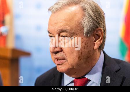 New York, Usa. 13.. Juli 2022. Generalsekretär Antonio Guterres hat die Presse vor dem UN-Hauptquartier über ukrainische Getreidegespräche in der Türkei aktualisiert. Der Generalsekretär erklärte, dass er hoffe, dass in der nächsten Woche ein Abkommen über die Einfuhr von ukrainischem Getreide auf die internationalen Märkte mit einer Sicherheitsgarantie erreicht und unterzeichnet wird. Er sagte, dass dies der erste große Schritt auf dem Weg zur Beendigung des Konflikts wäre. Der Generalsekretär nannte diese Verhandlungen einen Hoffnungsschimmer. (Foto von Lev Radin/Pacific Press) Quelle: Pacific Press Media Production Corp./Alamy Live News Stockfoto