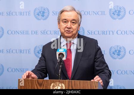 New York, Usa. 13.. Juli 2022. Generalsekretär Antonio Guterres hat die Presse vor dem UN-Hauptquartier über ukrainische Getreidegespräche in der Türkei aktualisiert. Der Generalsekretär erklärte, dass er hoffe, dass in der nächsten Woche ein Abkommen über die Einfuhr von ukrainischem Getreide auf die internationalen Märkte mit einer Sicherheitsgarantie erreicht und unterzeichnet wird. Er sagte, dass dies der erste große Schritt auf dem Weg zur Beendigung des Konflikts wäre. Der Generalsekretär nannte diese Verhandlungen einen Hoffnungsschimmer. (Foto von Lev Radin/Pacific Press) Quelle: Pacific Press Media Production Corp./Alamy Live News Stockfoto