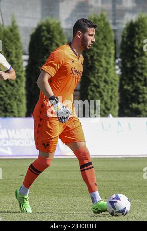 Mezzano, Italien. 13.. Juli 2022. Lorenzo Montipo vom FC Hellas Verona während Hellas Verona A gegen Hellas Verona B, 2Â frendly Match preseason Serie A Tim 2022-23, im 'Centro Sportivo Intercomunale' Mezzano di Fiera di Primiero (TN), Italien, am 13. Juli 2022. Kredit: Unabhängige Fotoagentur/Alamy Live Nachrichten Stockfoto