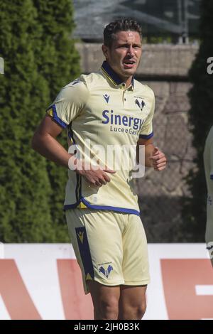 Mezzano, Italien. 13.. Juli 2022. Mert Cetin vom FC Hellas Verona schaut am 13. Juli 2022 bei Hellas Verona A gegen Hellas Verona B, 2Â frendly match preseason Serie A Tim 2022-23, im 'Centro Sportivo Intercomunale' Mezzano di Fiera di Primiero (TN), Italien. Kredit: Unabhängige Fotoagentur/Alamy Live Nachrichten Stockfoto