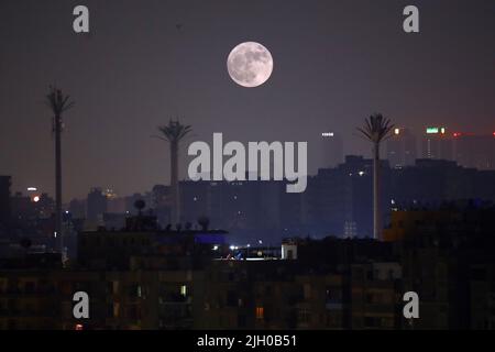 Kairo, Ägypten. 13.. Juli 2022. Über Kairo, Ägypten, wird am 13. Juli 2022 ein Supermond gesehen. Quelle: Ahmed Gomaa/Xinhua/Alamy Live News Stockfoto