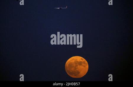 Kairo, Ägypten. 13.. Juli 2022. Über Kairo, Ägypten, wird am 13. Juli 2022 ein Supermond gesehen. Quelle: Ahmed Gomaa/Xinhua/Alamy Live News Stockfoto