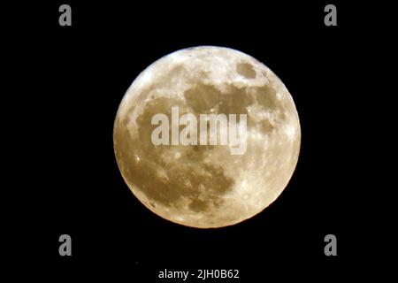 Kairo, Ägypten. 13.. Juli 2022. Über Kairo, Ägypten, wird am 13. Juli 2022 ein Supermond gesehen. Quelle: Ahmed Gomaa/Xinhua/Alamy Live News Stockfoto