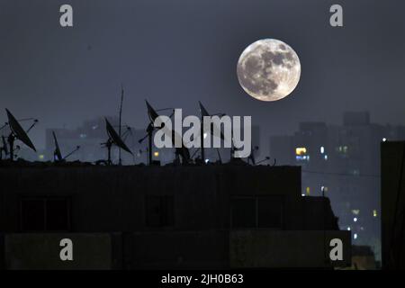 Kairo, Ägypten. 13.. Juli 2022. Über Kairo, Ägypten, wird am 13. Juli 2022 ein Supermond gesehen. Quelle: Ahmed Gomaa/Xinhua/Alamy Live News Stockfoto