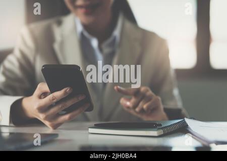 Junge Geschäftsfrau vervollständigt KYC mit einem Online-Banking-Programm, um ein digitales Sparkonto zu eröffnen. Die Definition von Cyber-Sicherheit. Stockfoto