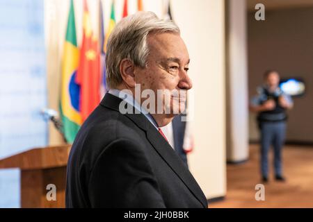 New York, New York, USA. 13.. Juli 2022. Generalsekretär Antonio Guterres hat die Presse vor dem UN-Hauptquartier über ukrainische Getreidegespräche in der Türkei aktualisiert. Der Generalsekretär erklärte, dass er hoffe, dass in der nächsten Woche ein Abkommen über die Einfuhr von ukrainischem Getreide auf die internationalen Märkte mit einer Sicherheitsgarantie erreicht und unterzeichnet wird. Er sagte, dass dies der erste große Schritt auf dem Weg zur Beendigung des Konflikts wäre. Der Generalsekretär nannte diese Verhandlungen einen Hoffnungsschimmer. (Bild: © Lev Radin/Pacific Press via ZUMA Press Wire) Stockfoto