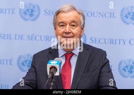 New York, New York, USA. 13.. Juli 2022. Generalsekretär Antonio Guterres hat die Presse vor dem UN-Hauptquartier über ukrainische Getreidegespräche in der Türkei aktualisiert. Der Generalsekretär erklärte, dass er hoffe, dass in der nächsten Woche ein Abkommen über die Einfuhr von ukrainischem Getreide auf die internationalen Märkte mit einer Sicherheitsgarantie erreicht und unterzeichnet wird. Er sagte, dass dies der erste große Schritt auf dem Weg zur Beendigung des Konflikts wäre. Der Generalsekretär nannte diese Verhandlungen einen Hoffnungsschimmer. (Bild: © Lev Radin/Pacific Press via ZUMA Press Wire) Stockfoto