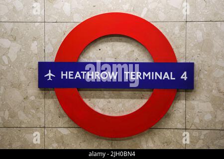 London, Großbritannien. 13.. Juli 2022. U-Bahn-Schild Heathrow Terminal 4 London. (Foto: Dinendra Haria/SOPA Images/Sipa USA) Quelle: SIPA USA/Alamy Live News Stockfoto