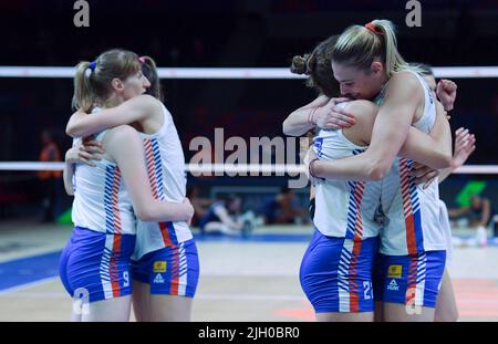 Ankara, Türkei. 13.. Juli 2022. Die Spieler Serbiens feiern nach dem Viertelfinale der FIVB Volleyball Women's Nations League 2022 zwischen den Vereinigten Staaten und Serbien in Ankara, Türkei, am 13. Juli 2022. Quelle: Shadati/Xinhua/Alamy Live News Stockfoto