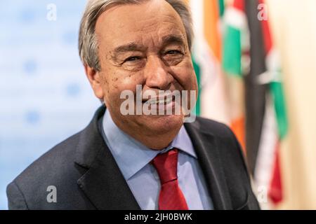 New York, New York, USA. 13.. Juli 2022. Generalsekretär Antonio Guterres hat die Presse vor dem UN-Hauptquartier über ukrainische Getreidegespräche in der Türkei aktualisiert. Der Generalsekretär erklärte, dass er hoffe, dass in der nächsten Woche ein Abkommen über die Einfuhr von ukrainischem Getreide auf die internationalen Märkte mit einer Sicherheitsgarantie erreicht und unterzeichnet wird. Er sagte, dass dies der erste große Schritt auf dem Weg zur Beendigung des Konflikts wäre. Der Generalsekretär nannte diese Verhandlungen einen Hoffnungsschimmer. (Bild: © Lev Radin/Pacific Press via ZUMA Press Wire) Stockfoto