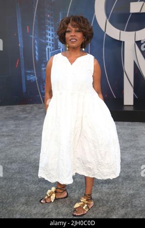 Hollywood, Ca. 13.. Juli 2022. Alfre Woodard bei der Netflix-Premiere von The Grey man im TCL Chinese Theatre am 13. Juli 2022 in Hollywood, Kalifornien. Quelle: Saye Sadou/Media Punch/Alamy Live News Stockfoto