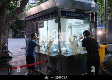 Shanghai, China-Juli 10. 2022: Gesundheitshelfer nehmen am Testgelände Abstrichproben von Menschen, um Covid-19 zu verhindern Stockfoto