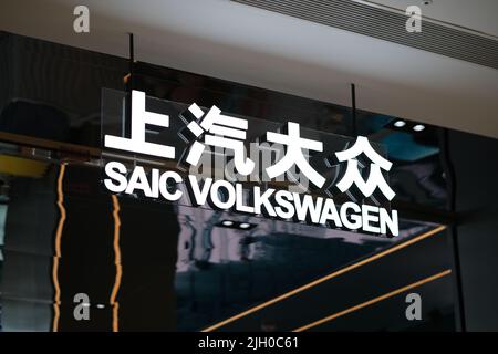 Shanghai, China-Juli 2. 2022: Nahaufnahme SAIC VOLKSWAGEN Store Zeichen. SAIC Volkswagen Automotive Co., Ltd ist ein Joint Venture zwischen dem Volkswagen Konzern und Stockfoto