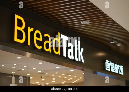 Shanghai, China-Juli 2. 2022: Close up BreadTalk Store Zeichen. Ein singapurischer Snack- und Getränkehersteller Stockfoto