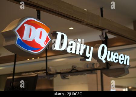 Shanghai, China, 2. 2022. Juli: Nahaufnahme des DQ Dairy Queen-Geschäftsschildes. Eiscreme-Marke Stockfoto