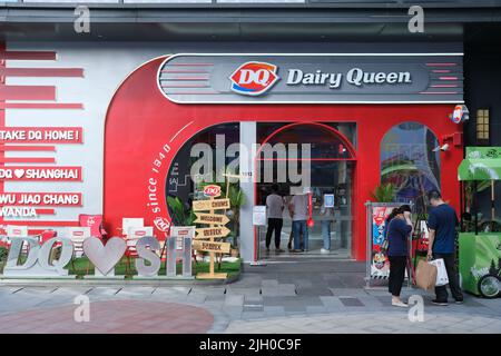 Shanghai, China-Juli 2. 2022: DQ Dairy Queen Store Fassade und Kunden. Stockfoto