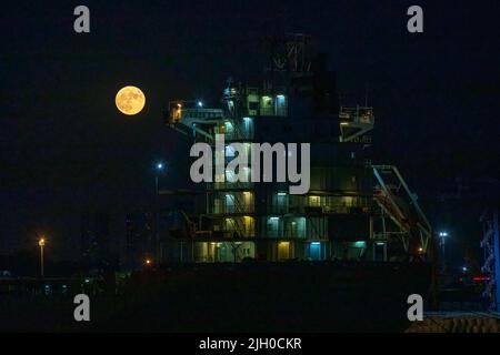 Istanbul, Türkei. 13.. Juli 2022. Das Schiff, das im Hafen von Haydarpasa im Stadtteil Kadikoy in Istanbul vor Anker liegt, wurde mit dem Super-Vollmond gesehen, als der Mond der Erde am nächsten ist, größer und heller als normal. Kredit: SOPA Images Limited/Alamy Live Nachrichten Stockfoto