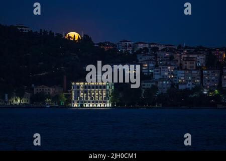 Istanbul, Türkei. 13.. Juli 2022. Die Bosporus-Küste von Istanbul wurde mit dem Super-Vollmond gesehen, wo der Mond der Erde am nächsten ist, größer und heller als normal. Kredit: SOPA Images Limited/Alamy Live Nachrichten Stockfoto