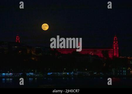 Istanbul, Türkei. 13.. Juli 2022. Die Selimiye Barracks im Istanbuler Stadtteil Uskudar wurden mit dem Super-Vollmond gesehen, als der Mond der Erde am nächsten ist, größer und heller als normal. (Foto von Onur Dogman/SOPA Images/Sipa USA) Quelle: SIPA USA/Alamy Live News Stockfoto