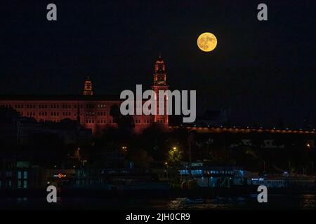 Istanbul, Türkei. 13.. Juli 2022. Die Selimiye Barracks im Istanbuler Stadtteil Uskudar wurden mit dem Super-Vollmond gesehen, als der Mond der Erde am nächsten ist, größer und heller als normal. (Foto von Onur Dogman/SOPA Images/Sipa USA) Quelle: SIPA USA/Alamy Live News Stockfoto