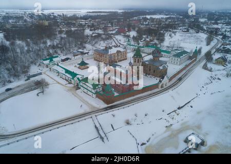 Luftaufnahme des alten St. Nikolaus Klosters an einem bewölkten Februartag. Staraya Ladoga. Leningrad, Russland Stockfoto