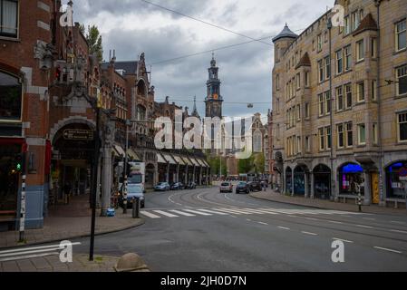 AMSTERDAM, NIEDERLANDE - 30. SEPTEMBER 2017: Wolkiger Septembermorgen auf einer Stadtstraße Stockfoto