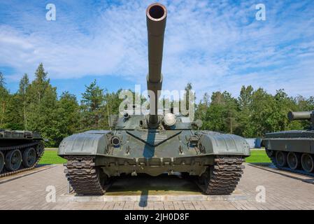 KIROWSK, RUSSLAND - 07. SEPTEMBER 2018: Sowjetischer, russischer Panzer von T-72 Nahaufnahme. Vorderansicht. Museumsausstellung „Durchbruch der Beladung Leningrads“ Stockfoto