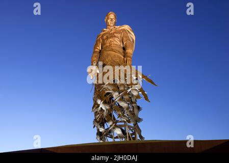 RSCHEW, RUSSLAND - 07. JULI 2021: Denkmal für sowjetische Soldaten, die während des Großen Vaterländischen Krieges starben, Nahaufnahme in einer Julinacht Stockfoto