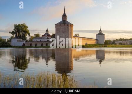 Am frühen Sommermorgen im alten Kirillo-Beloserski Kloster. Kirillov. Region Wologda, Russland Stockfoto