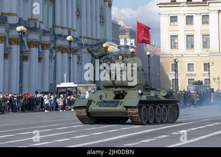 SANKT PETERSBURG, RUSSLAND - 28. APRIL 2022: T-34 der berühmteste Panzer des Zweiten Weltkriegs bei der Probe der Parade zum Victory Day. Palace Square Stockfoto