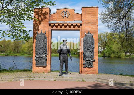 SESTRORETSK, RUSSLAND - 29. MAI 2022: Denkmal für die Arbeiter der Waffenfabrik Sestroretsk an einem sonnigen Maitag Stockfoto