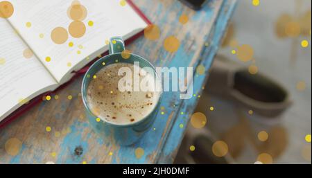 Bild von fallenden gelben Punkten über dem Kaffee Stockfoto