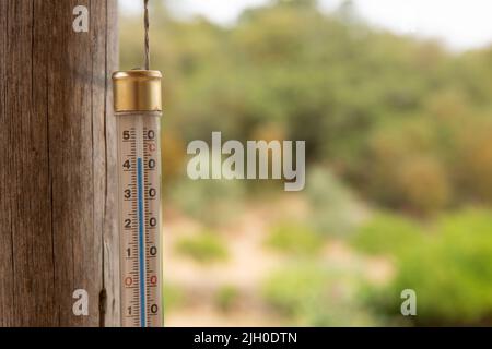 Tomar, Portugal. 13.. Juli 2022. Ein Thermometer auf einer Terrasse zeigt am Nachmittag 44 Grad. Viele Regionen Südeuropas erleben seit Wochen enorm hohe Temperaturen - und die schwellende Hitze wird sich voraussichtlich fortsetzen. Quelle: Viola Lopes/dpa/Alamy Live News Stockfoto