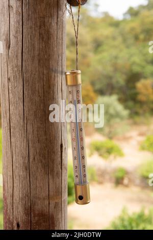 Tomar, Portugal. 13.. Juli 2022. Ein Thermometer auf einer Terrasse zeigt am Nachmittag 44 Grad. Viele Regionen Südeuropas erleben seit Wochen enorm hohe Temperaturen - und die schwellende Hitze wird sich voraussichtlich fortsetzen. Quelle: Viola Lopes/dpa/Alamy Live News Stockfoto