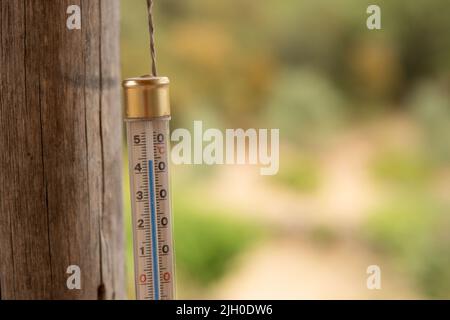 Tomar, Portugal. 13.. Juli 2022. Ein Thermometer auf einer Terrasse zeigt am Nachmittag 44 Grad. Viele Regionen Südeuropas erleben seit Wochen enorm hohe Temperaturen - und die schwellende Hitze wird sich voraussichtlich fortsetzen. Quelle: Viola Lopes/dpa/Alamy Live News Stockfoto