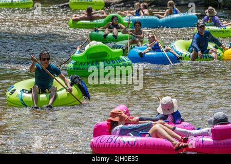 Familien tummeln sich auf dem Chattahoochee River in den Northeast Georgia Mountains in Helen, Georgia. (USA) Stockfoto