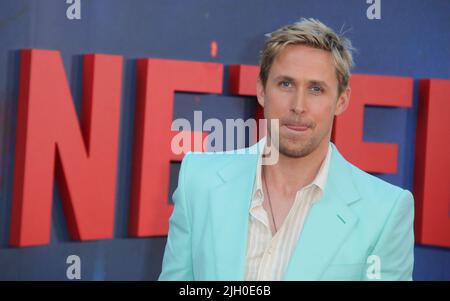 Hollywood, USA. 13.. Juli 2022. Ryan Gosling kommt bei DER WELTPREMIERE DER GRAUEN MÄNNER an, die am Mittwoch, den 13. Juli 2022, im TCL Chinese Theatre in Hollywood, CA, stattfand. (Foto: Juan Pablo Rico/Sipa USA) Quelle: SIPA USA/Alamy Live News Stockfoto