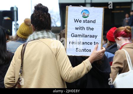 Sydney, Australien. 14.. Juli 2022. In den Büros von Santos in Sydney fand ein Protest zur Unterstützung erneuerbarer Energien und gegen Gas statt. Kredit: Richard Milnes/Alamy Live Nachrichten Stockfoto