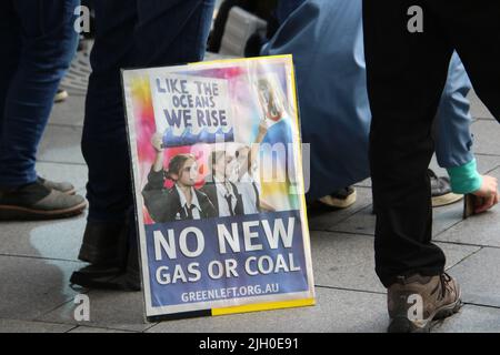 Sydney, Australien. 14.. Juli 2022. In den Büros von Santos in Sydney fand ein Protest zur Unterstützung erneuerbarer Energien und gegen Gas statt. Kredit: Richard Milnes/Alamy Live Nachrichten Stockfoto