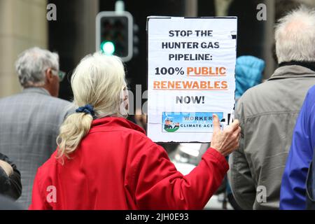 Sydney, Australien. 14.. Juli 2022. In den Büros von Santos in Sydney fand ein Protest zur Unterstützung erneuerbarer Energien und gegen Gas statt. Kredit: Richard Milnes/Alamy Live Nachrichten Stockfoto