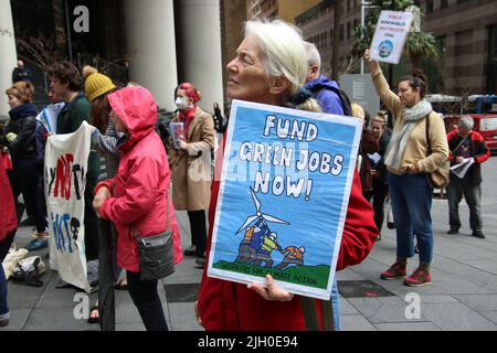 Sydney, Australien. 14.. Juli 2022. In den Büros von Santos in Sydney fand ein Protest zur Unterstützung erneuerbarer Energien und gegen Gas statt. Kredit: Richard Milnes/Alamy Live Nachrichten Stockfoto