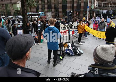 Sydney, Australien. 14.. Juli 2022. In den Büros von Santos in Sydney fand ein Protest zur Unterstützung erneuerbarer Energien und gegen Gas statt. Kredit: Richard Milnes/Alamy Live Nachrichten Stockfoto