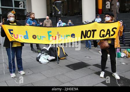Sydney, Australien. 14.. Juli 2022. In den Büros von Santos in Sydney fand ein Protest zur Unterstützung erneuerbarer Energien und gegen Gas statt. Kredit: Richard Milnes/Alamy Live Nachrichten Stockfoto