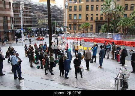 Sydney, Australien. 14.. Juli 2022. In den Büros von Santos in Sydney fand ein Protest zur Unterstützung erneuerbarer Energien und gegen Gas statt. Kredit: Richard Milnes/Alamy Live Nachrichten Stockfoto