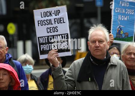 Sydney, Australien. 14.. Juli 2022. In den Büros von Santos in Sydney fand ein Protest zur Unterstützung erneuerbarer Energien und gegen Gas statt. Kredit: Richard Milnes/Alamy Live Nachrichten Stockfoto