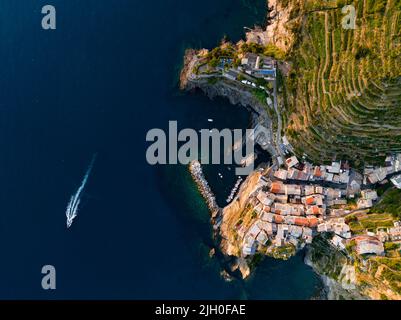 Blick von oben, atemberaubende Luftaufnahme von Manarola, dem zweiten Dorf der Cinque Terre aus La Spezia, Ligurien, Italien. Stockfoto