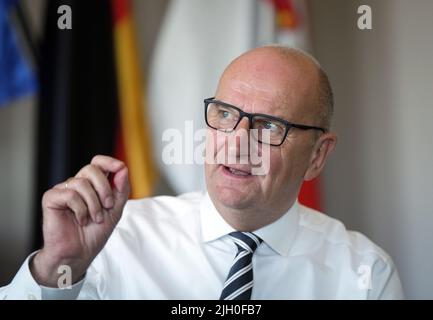 Potsdam, Deutschland. 12.. Juli 2022. Dietmar Woidke (SPD), Ministerpräsident von Brandenburg, spricht im Rahmen eines Interviews mit der Deutschen Presse-Agentur dpa in seinem Büro im Bundeskanzleramt. Quelle: Soeren Stache/dpa/Alamy Live News Stockfoto