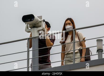 18. Juni 2020-Paju, Südkorea-Ein Besucher schaut Nordkorea mit einem Teleskop an, das im Imjingak-Pavillon in Paju, Südkorea, gesehen wurde. Stockfoto